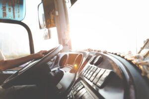 Conduzir-veiculos-com-a-categoria-de-CNH-E-Foto-de-Le-Minh