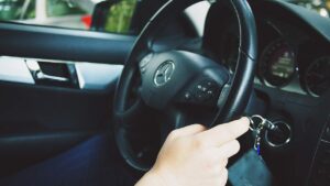 Motorista-no-volante-do-carro