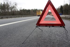 Triangulo-vermelho-de-sinalizacao-para-acidente-de-transito