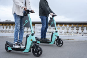 adultos-aprendendo-a-usar-patinete-eletrico