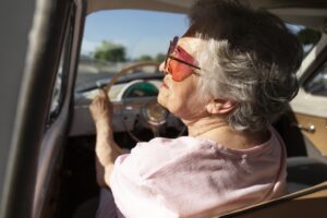 mulher-idosa-viajando-de-carro-durante-o-dia