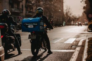 profissionais-de-entrega-com-moto