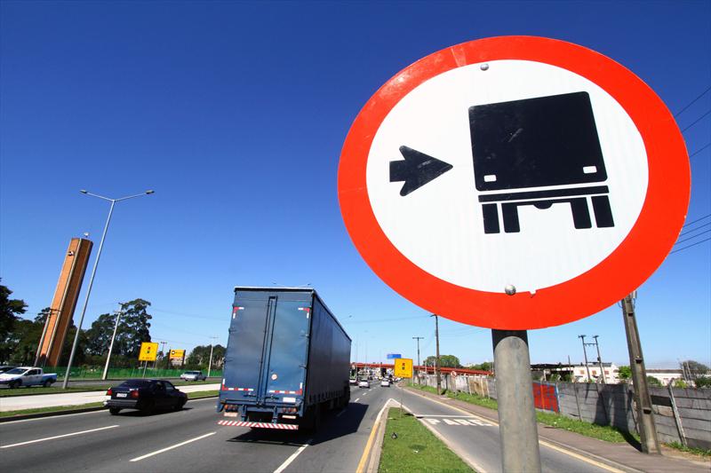 Placa ônibus, caminhões e veículos de grande porte mantenham-se à direita - R-27​