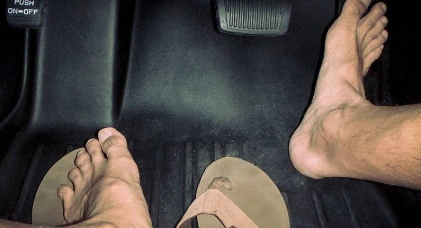 É proibido dirigir descalço ou de chinelo?