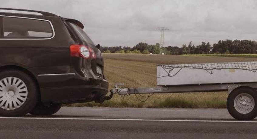 Reboque-e-carretinha-nas-estradas