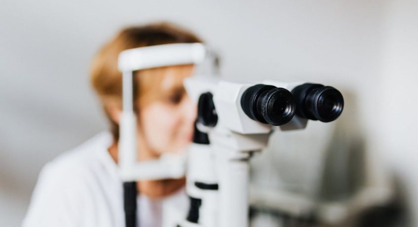 Médica fazendo exame de vista