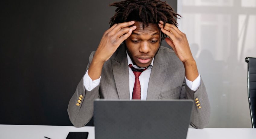 Homem preocupado com pontos na CNH